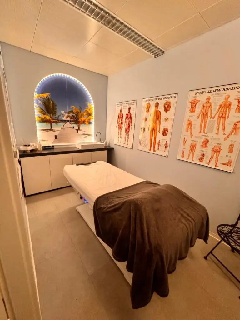 Über ThaiVital: Ihr Thaimassagesalon in Basel 3 Therapeutischer Behandlungsraum mit Massageliege und Anatomie-Postern im Salon ThaiVital in Basel