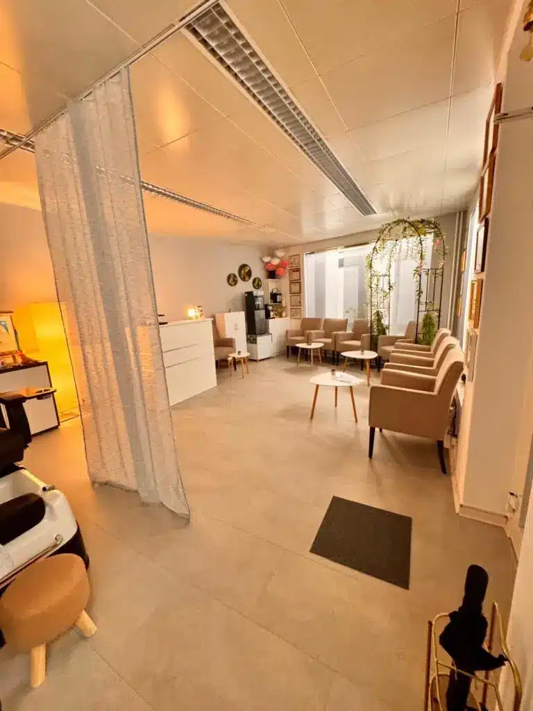 Heller Wartebereich mit Sesseln im Massagesalon ThaiVital in Basel